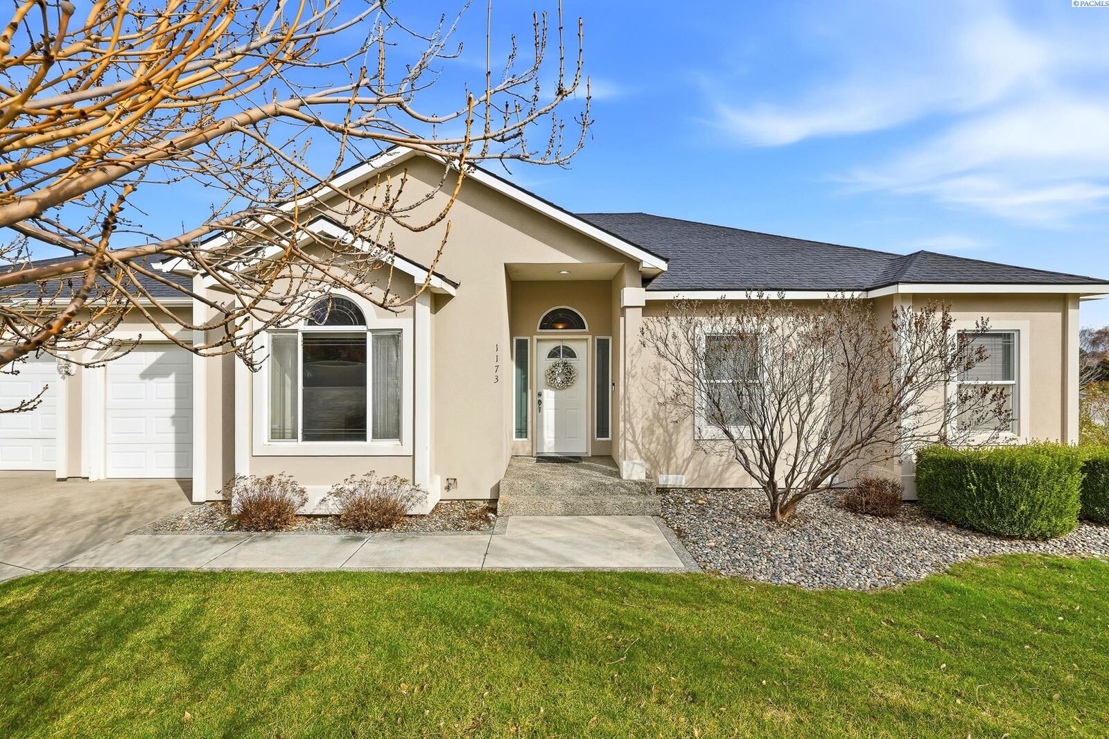 Property Photo:  1173 Kensington Way  WA 99352 