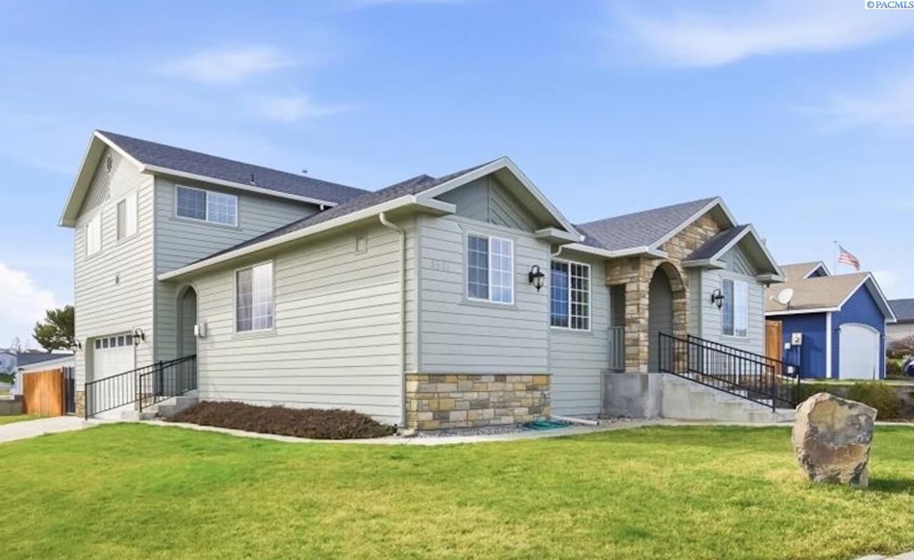 Property Photo: 8521 W Canyon Ave WA 99336