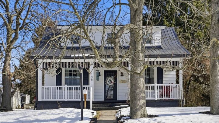 Property Photo: 1105 Linden St PA 15061