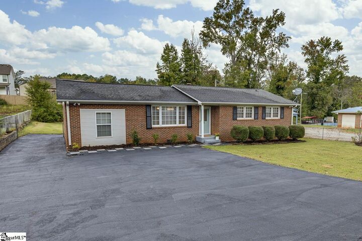 Property Photo: 15 Strawberry Drive SC 29617