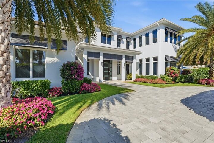 Property Photo: 725 Harbour Dr FL 34103
