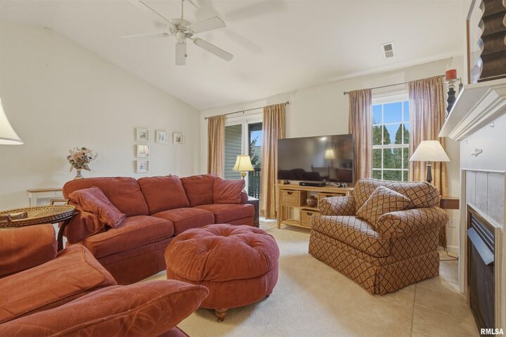 Property Photo: 914 W Trailcreek Drive IL 61614