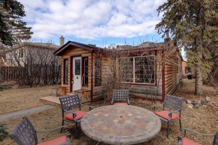 Property Photo: 6424 32 Avenue NW AB T3B 0K4