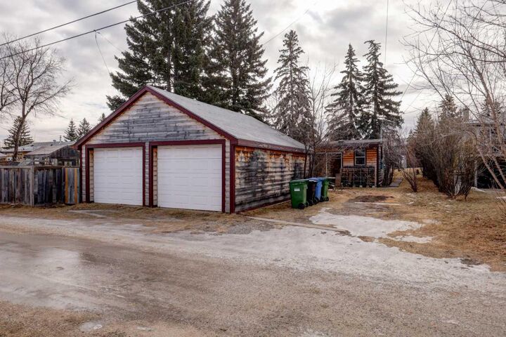 Property Photo:  6424 32 Avenue NW  AB T3B 0K4 