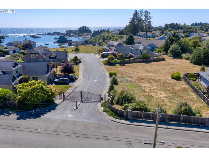 Property Photo: Edge Cliff Dr 11 OR 97415