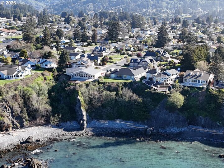 Property Photo: Edge Cliff Dr 11 OR 97415