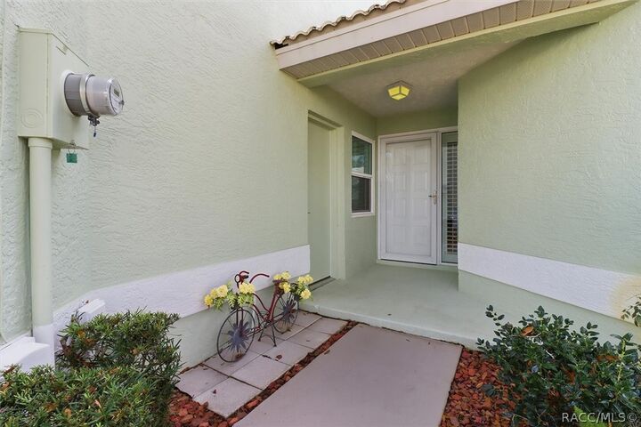 Property Photo:  819 Lanark Drive  FL 34453 