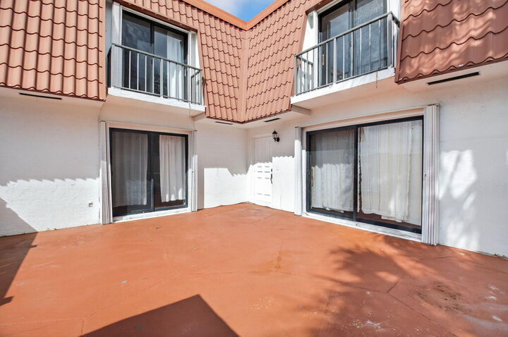 Property Photo: 1423 SW 28th Avenue 11 B FL 33426