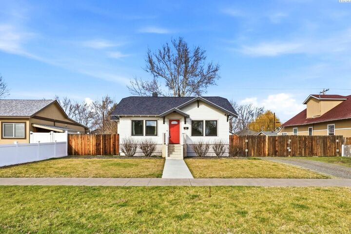 Property Photo:  725 W Margaret St  WA 99301-4126 