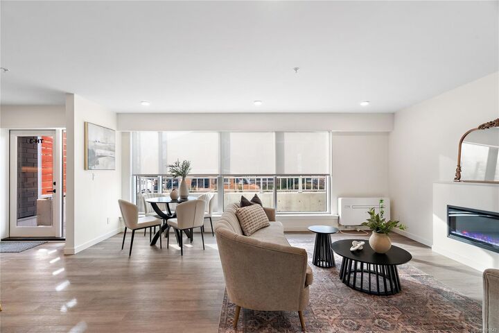 Photo de la propriété:  1102 Esquimalt Rd Th5  BC V9A 0L3 