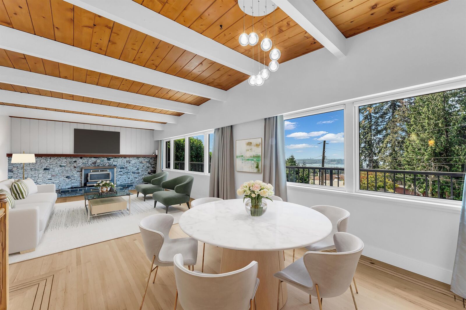 Property Photo: 472 Crestwood Avenue BC V7N 3C3