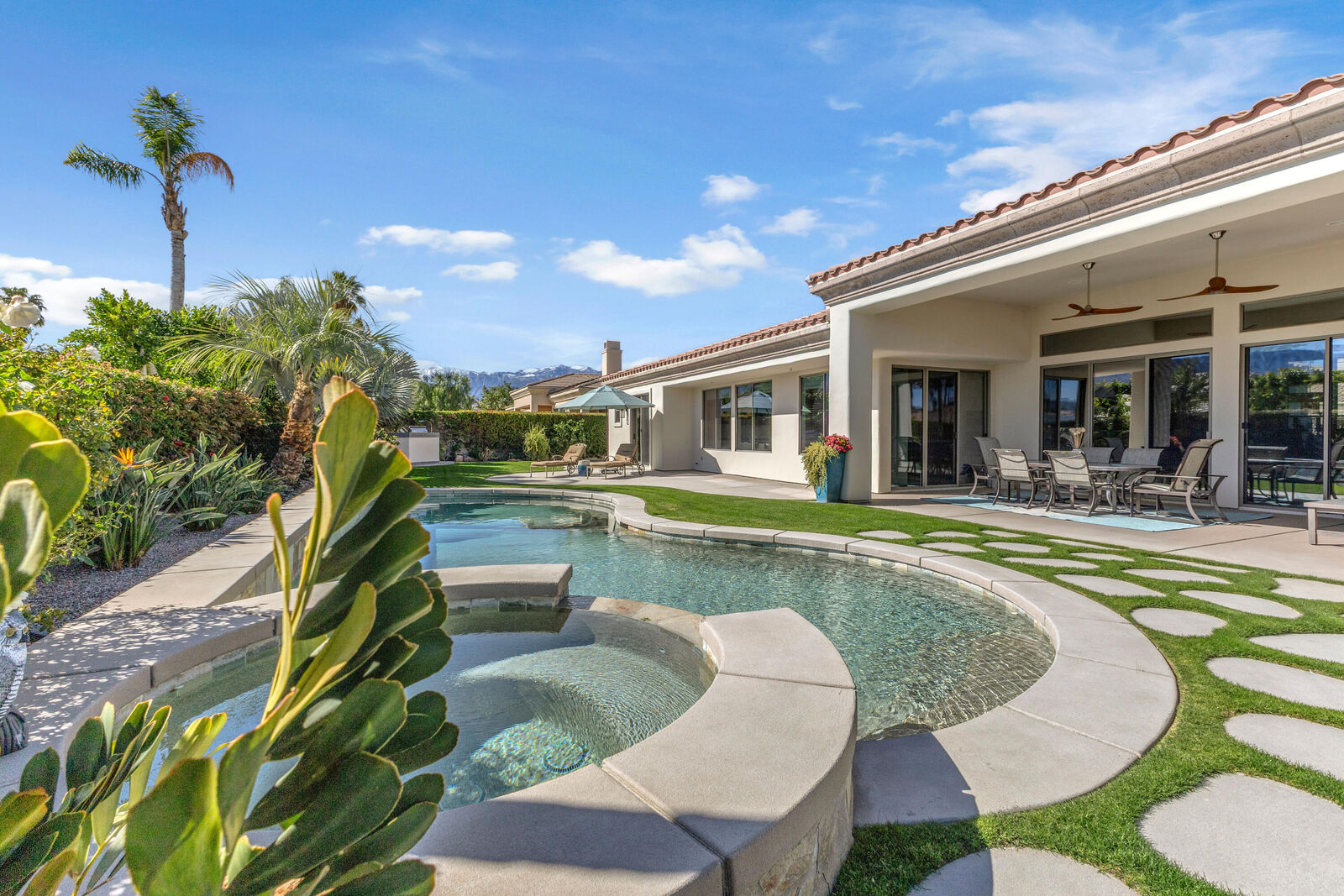 Property Photo:  21 Calle La Reina  CA 92270 