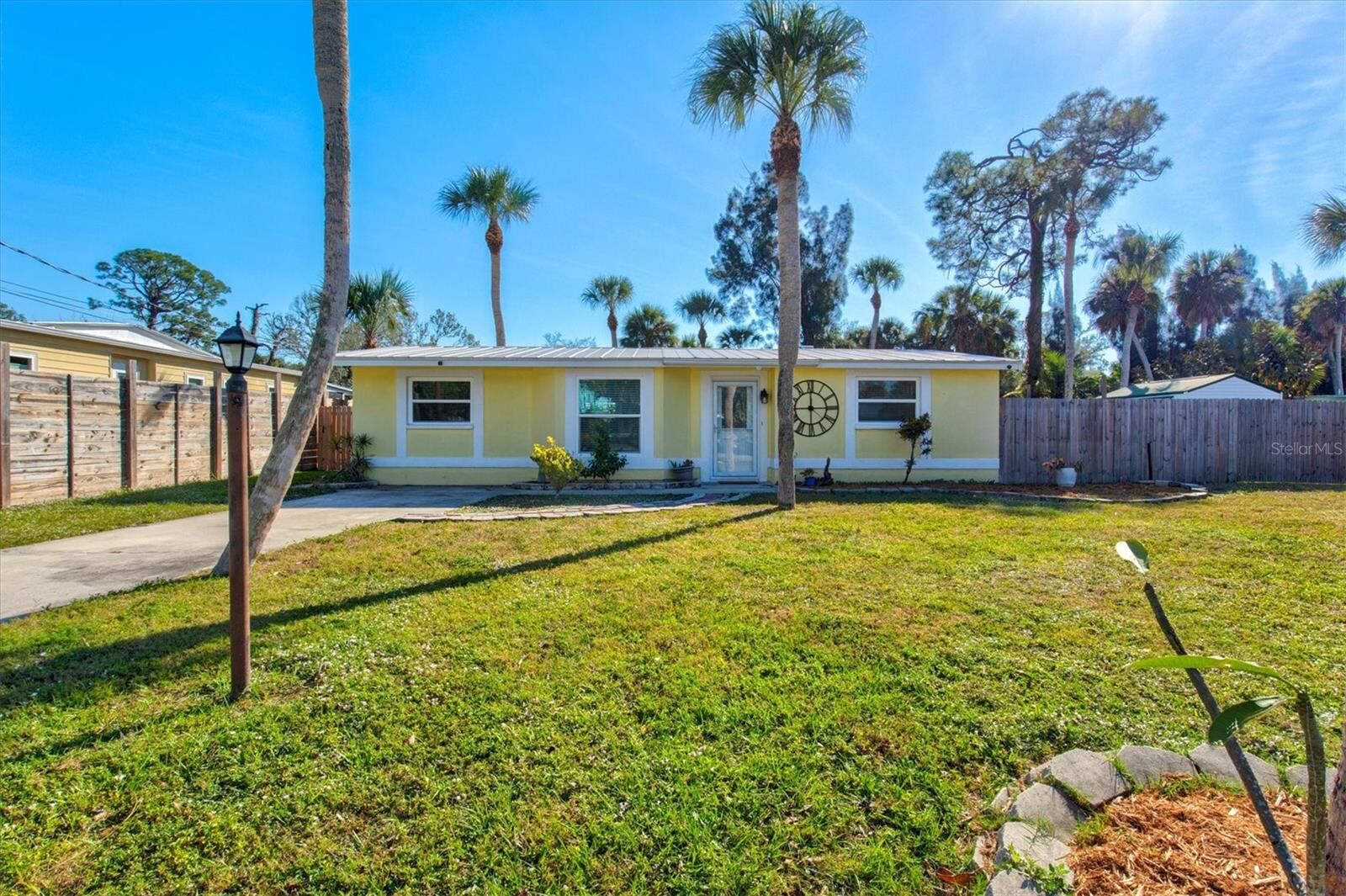 Property Photo:  612 Frances Street  FL 34275 
