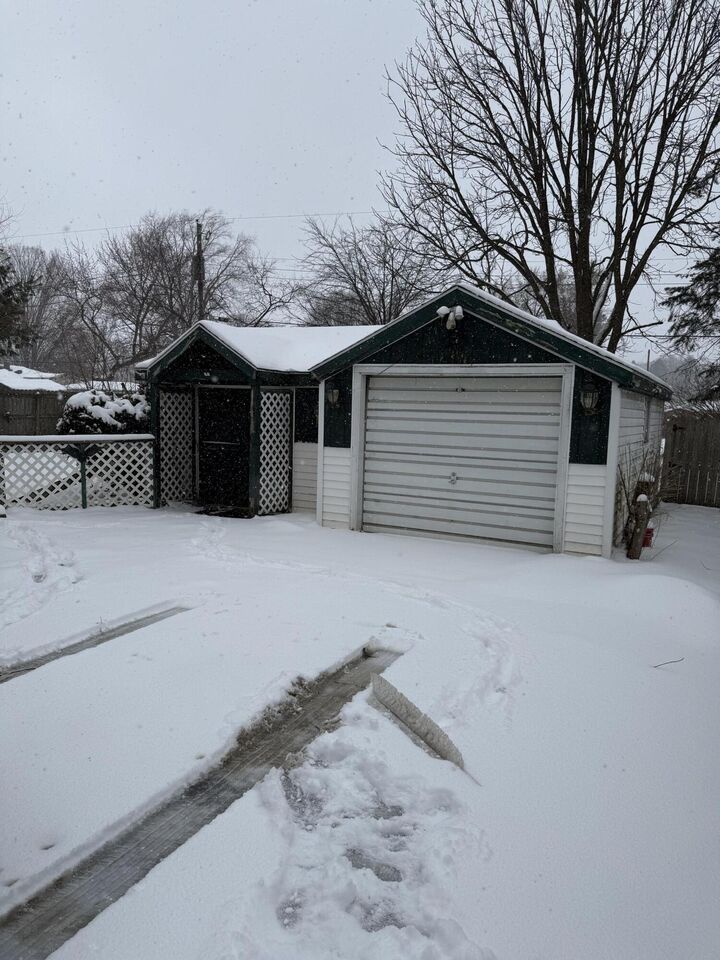 Property Photo:  2529 Lake Shore Drive  MI 49120 