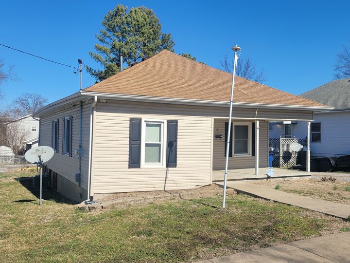 Property Photo: 1211 E Elm Street IL 62896