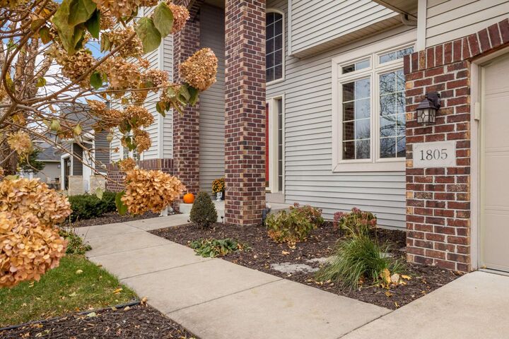 Property Photo: 1805 Creek Lane MN 55057