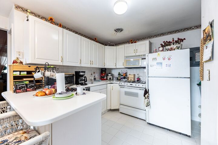 Property Photo: 186 Lexington St 8 MA 02472