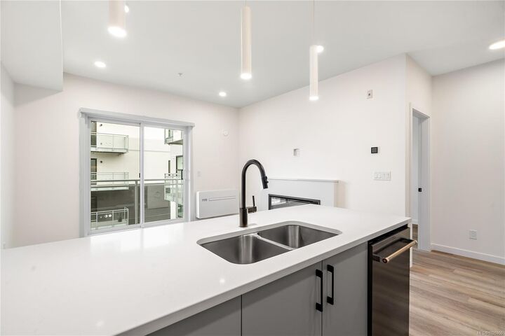 Photo de la propriété:  1102 Esquimalt Rd 302  BC V9A 0L3 