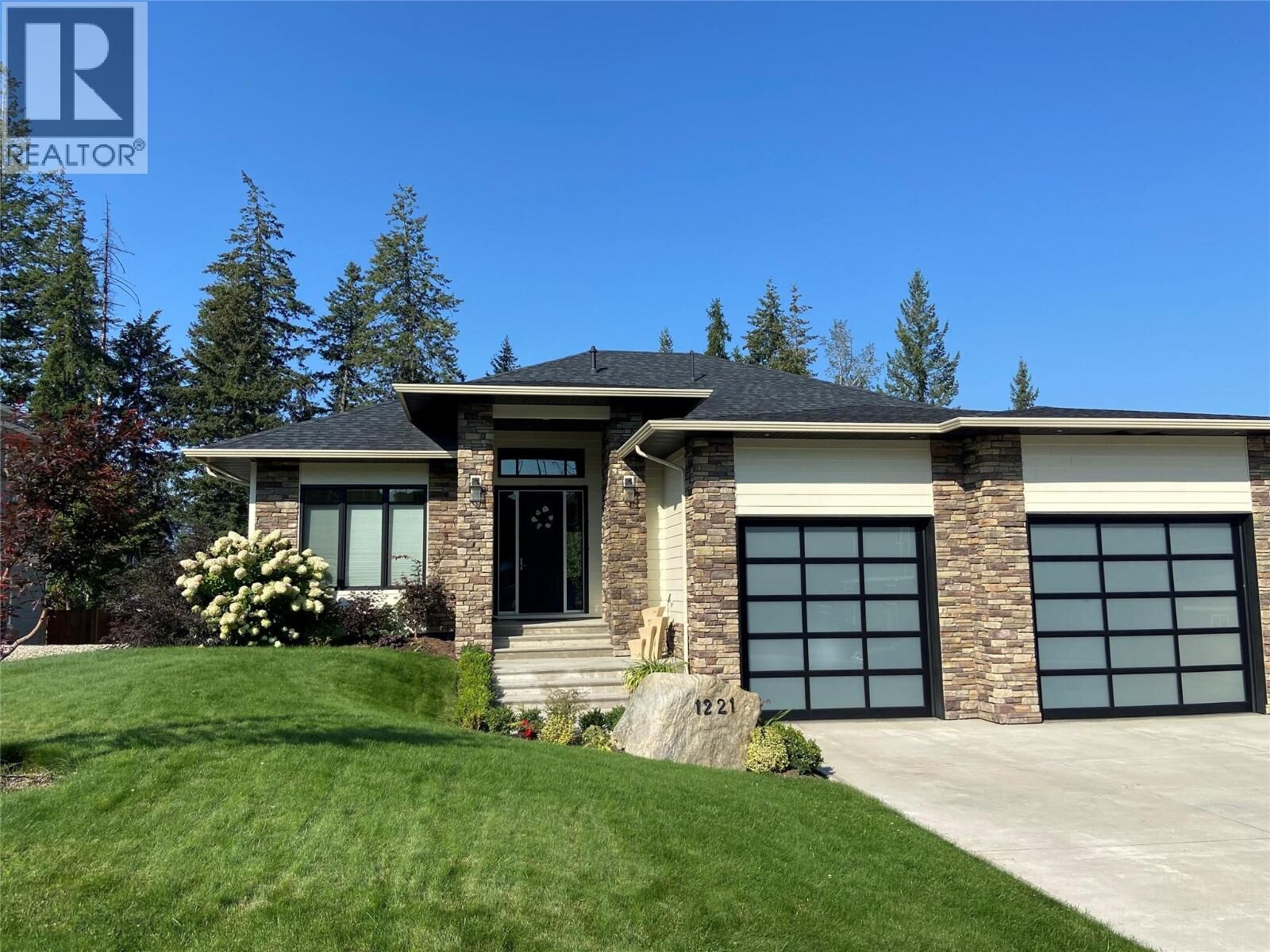 Property Photo: 1221 23 Street Southeast BC V1E 0C7