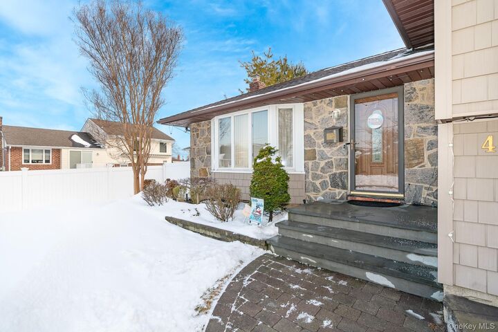 Property Photo:  4 Nottinghill Drive  NY 11758 