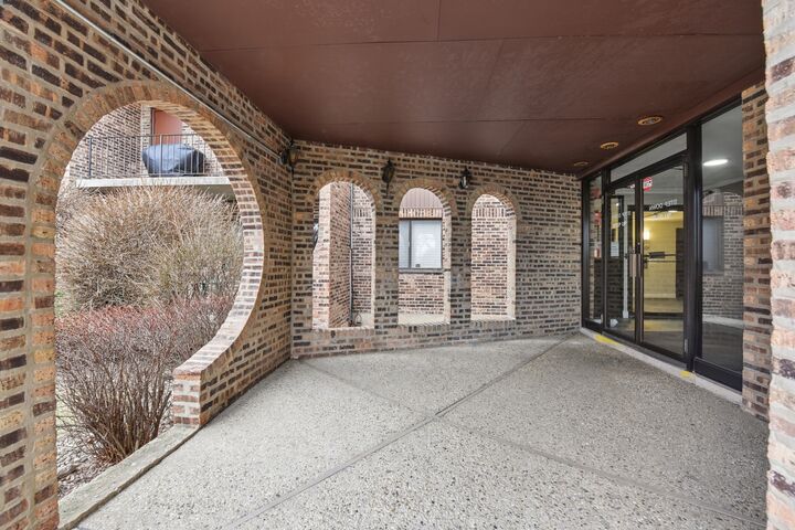 Property Photo: 601 W Huntington Commons Road 202 IL 60056