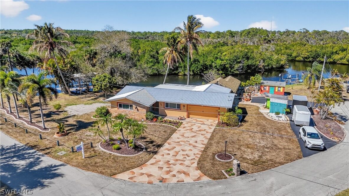 Property Photo: 1324 Thompson Street FL 33903