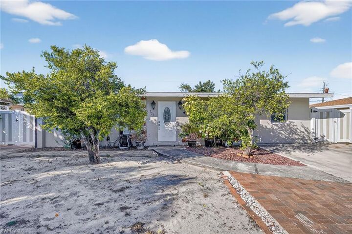 Property Photo:  2201 Coronet St  FL 33907 