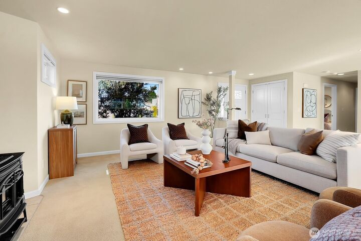 Property Photo:  624  Alder Street  WA 98020 