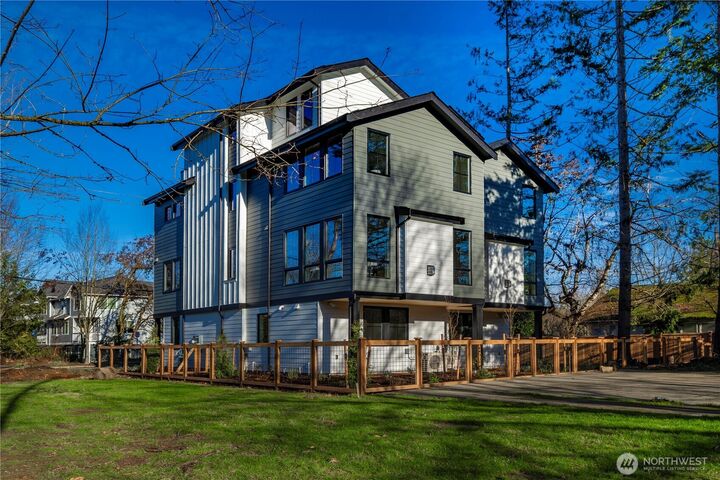 Property Photo:  537 NW Juniper Street  WA 98027 