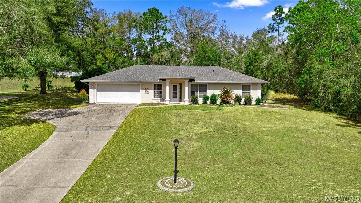 Property Photo:  2003 E Cambridge Lane  FL 34453 