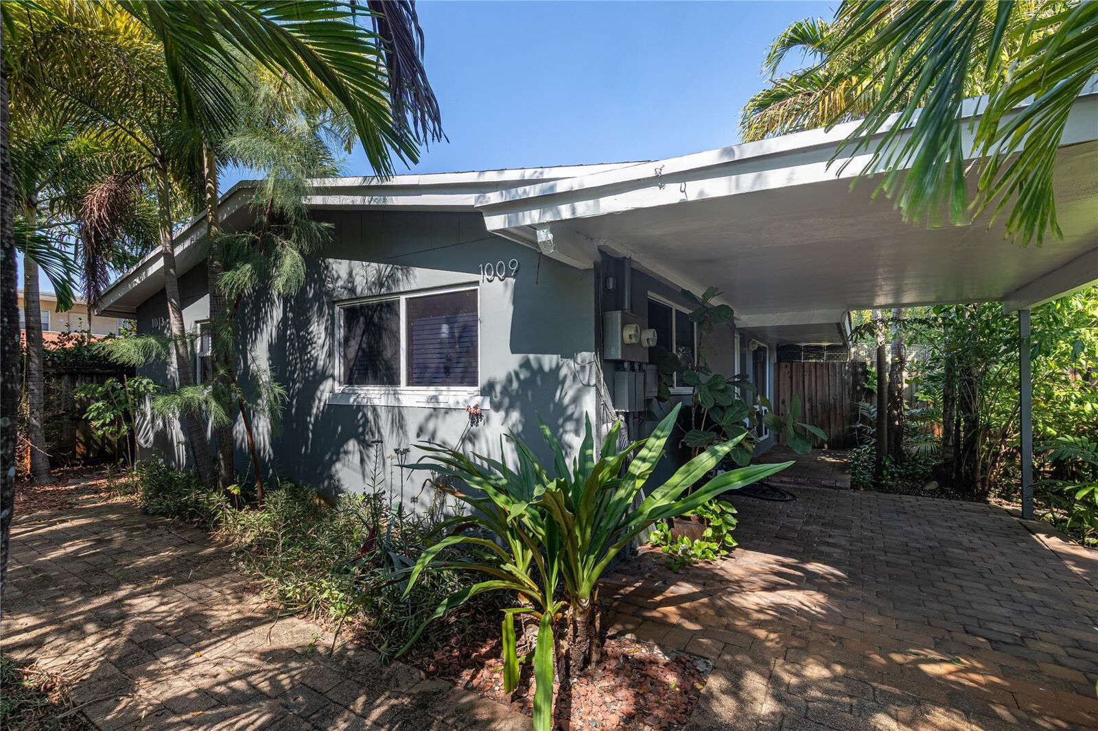 Property Photo:  1009 NE 23rd Drive  FL 33305 