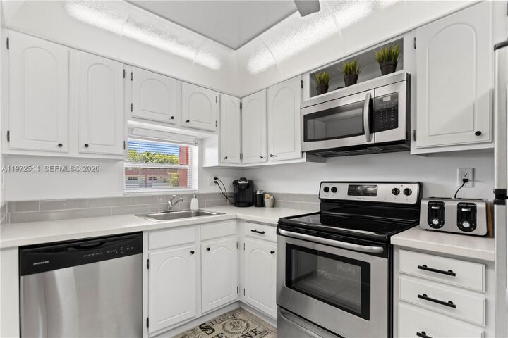 Property Photo: 9523 S Hollybrook Lake Dr 21-307 FL 33025