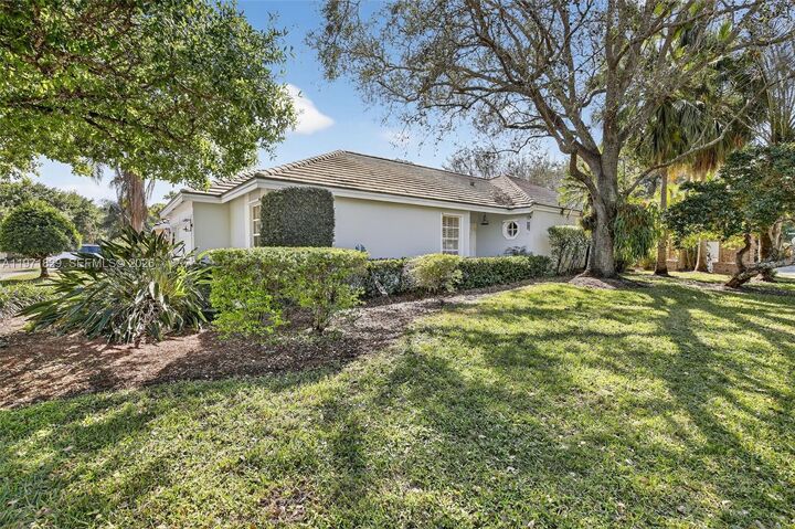 Property Photo:  2897 Quail Run Ln  FL 33328 