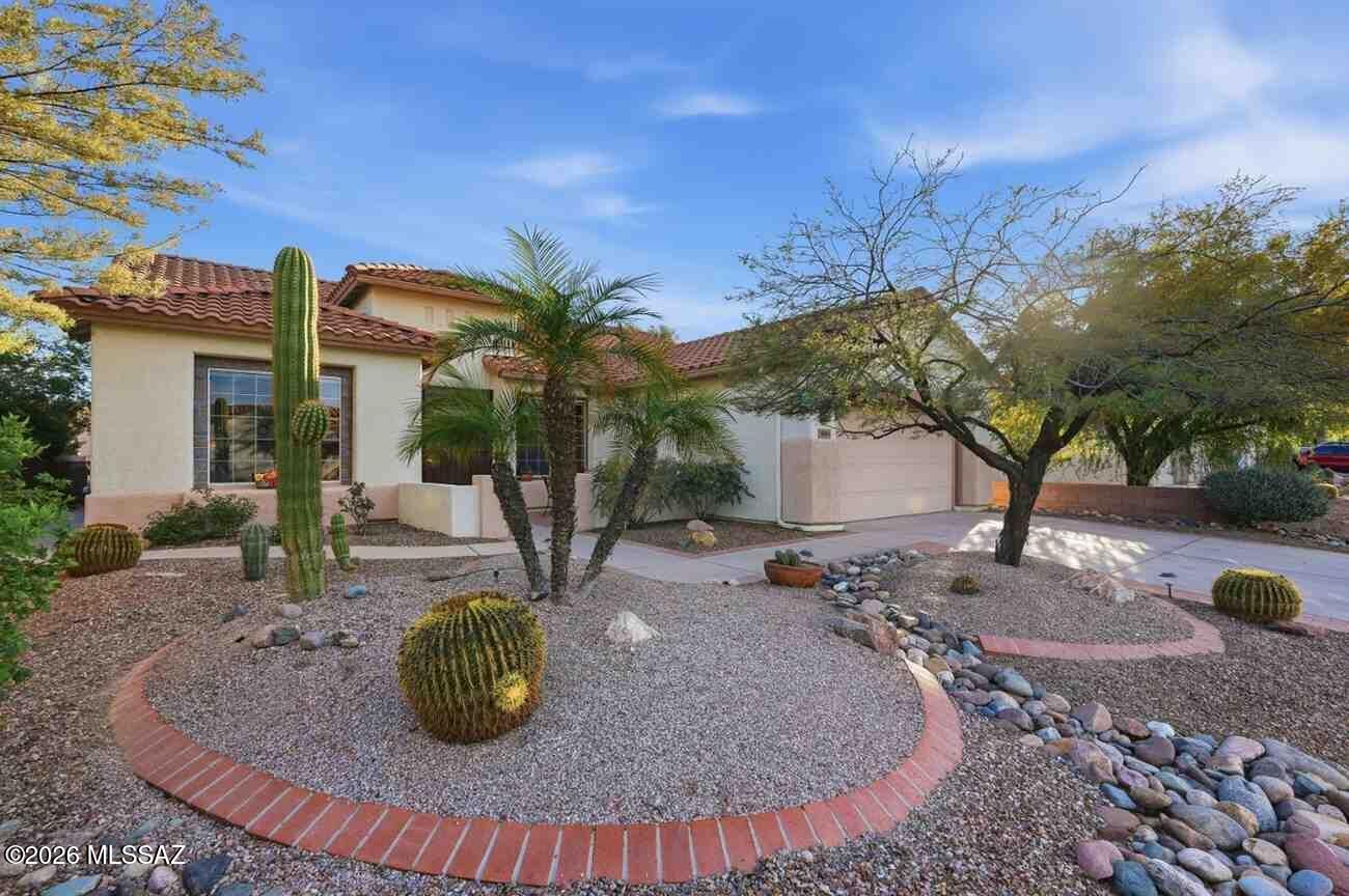 Property Photo:  8083 W Greensleeves Way  AZ 85743 