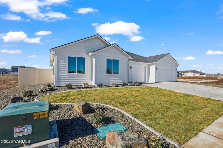 Property Photo:  4601 W Oak Ave  WA 98903 