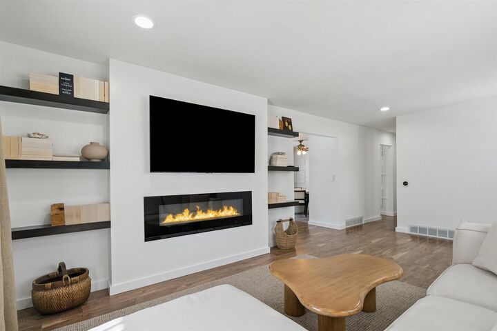 Property Photo:  718 7th Ave NE  IA 50662 