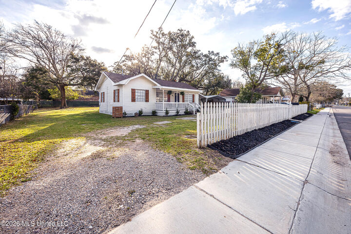 Property Photo:  206 Crawford Street  MS 39530 