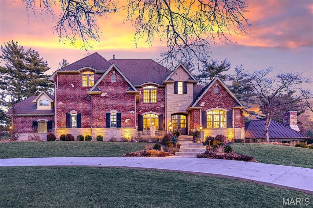 Property Photo: 24 Williamsburg Estates Drive MO 63131