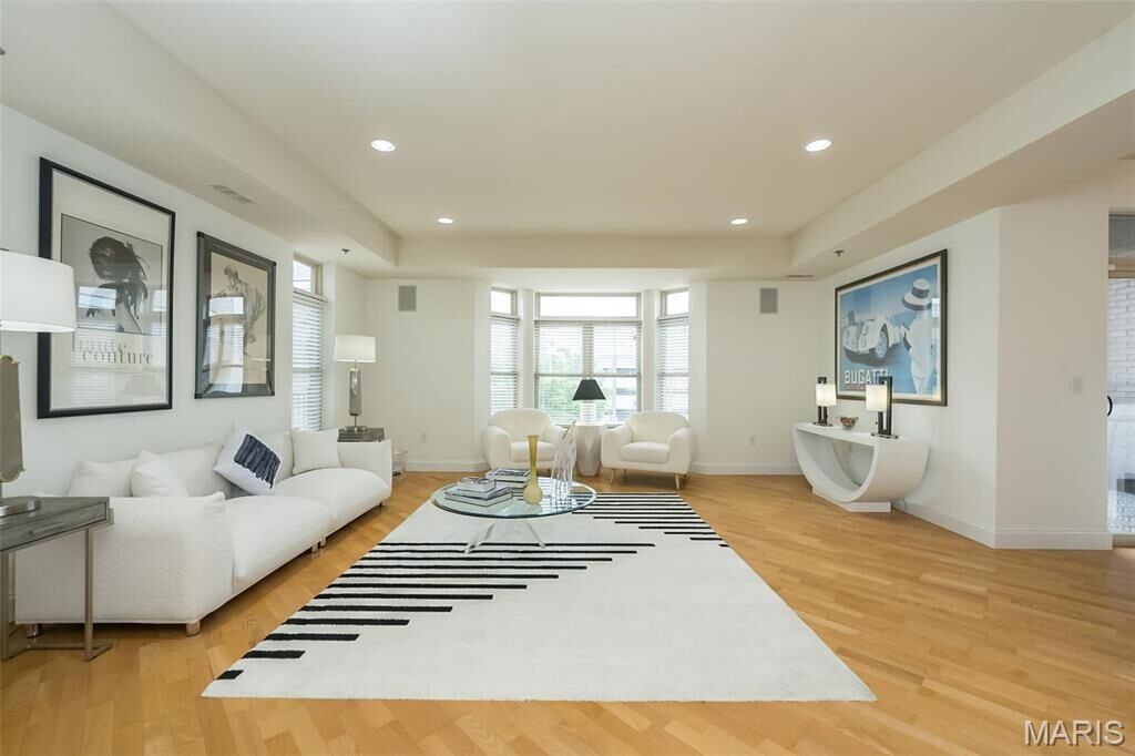 Property Photo: 842 N New Ballas Court 103 MO 63141