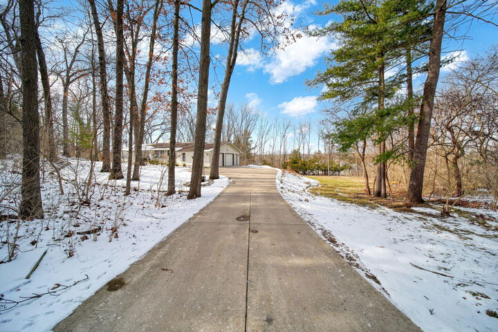 Property Photo: 1910 Essex Lane MI 49203