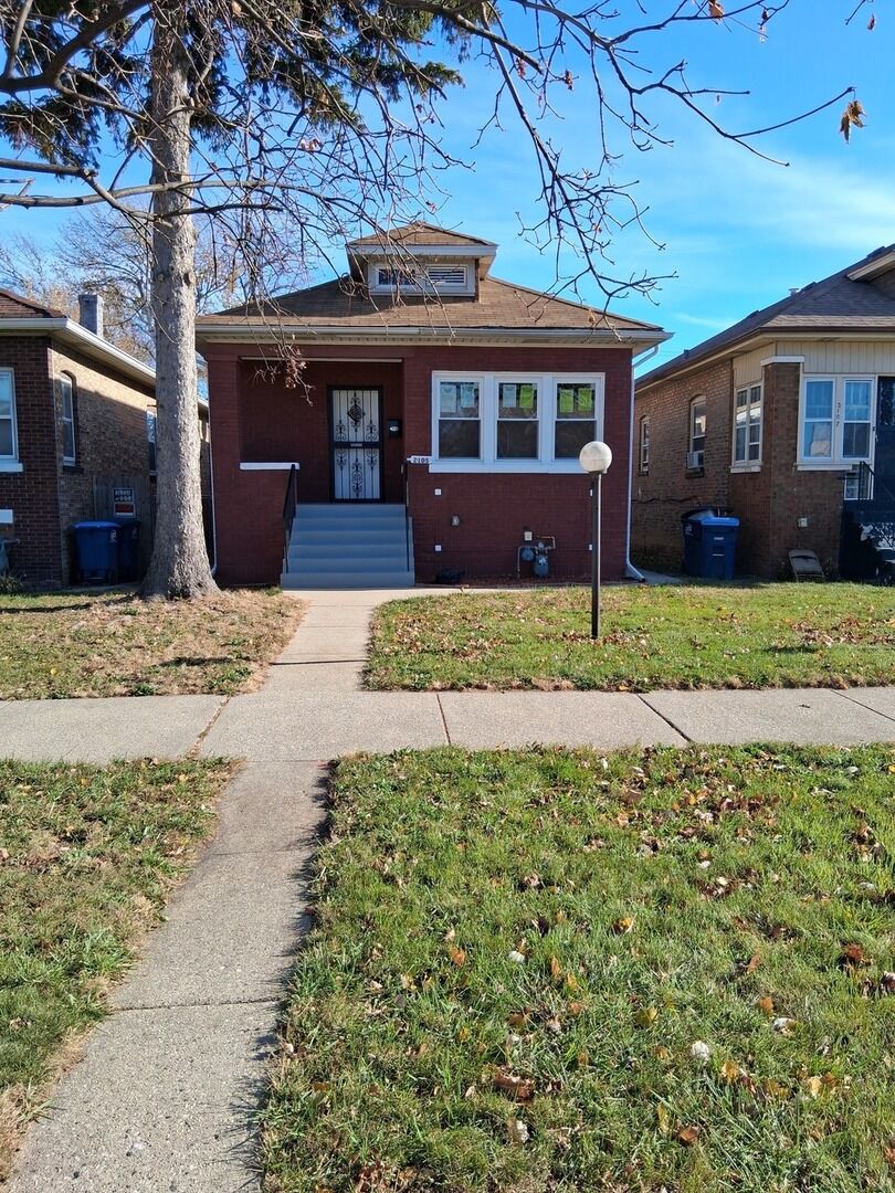 Property Photo:  2105 S 7th Avenue  IL 60153 