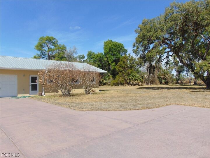 Property Photo:  1092 Riverbend Drive  FL 33935 