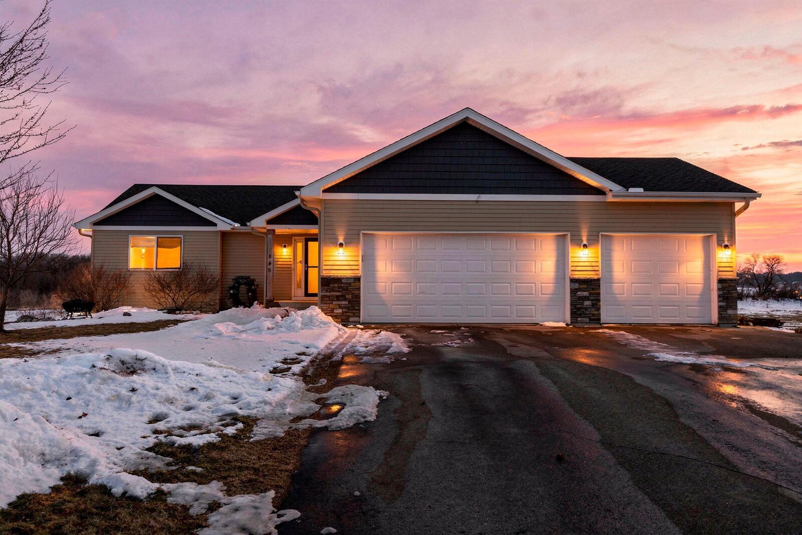 Property Photo:  845 Lakewood Trail  MN 55397 