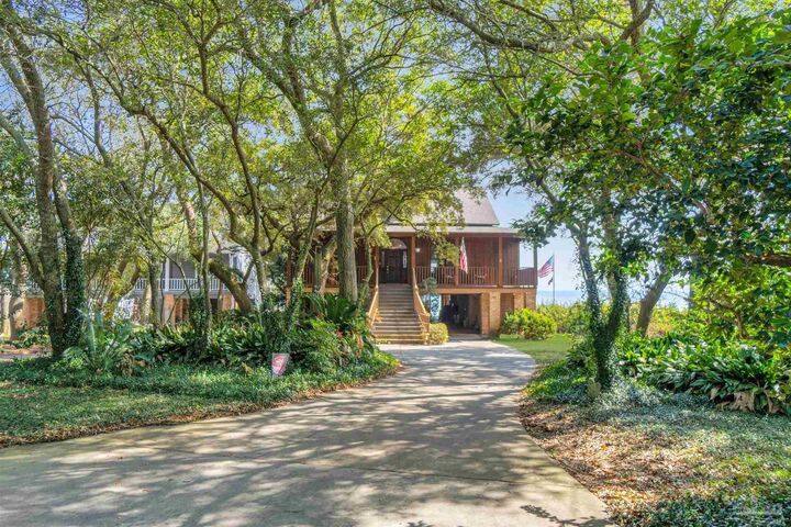 Property Photo: 209 Bayshore Dr FL 32507