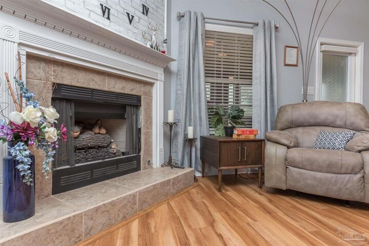 Property Photo: 1293 Wadcutter Ct FL 32533