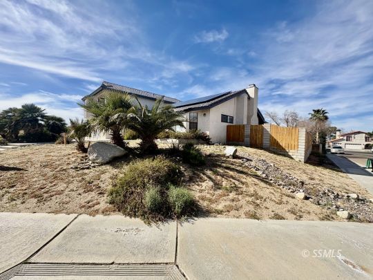 Property Photo:  400 W Shenandoah Ave  CA 93555 