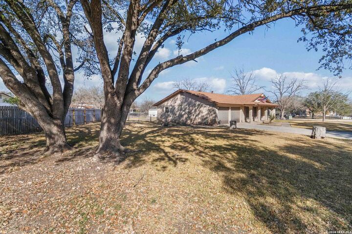 Property Photo: 204 Norris Dr W TX 78109