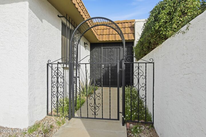 Property Photo:  600 E River Road Unit W  AZ 85704 