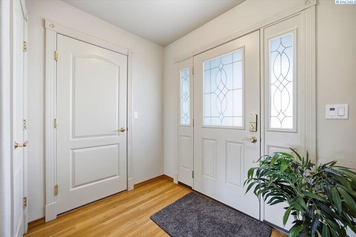 Property Photo: 3710 W Canyon Lakes Dr #E101 WA 99337