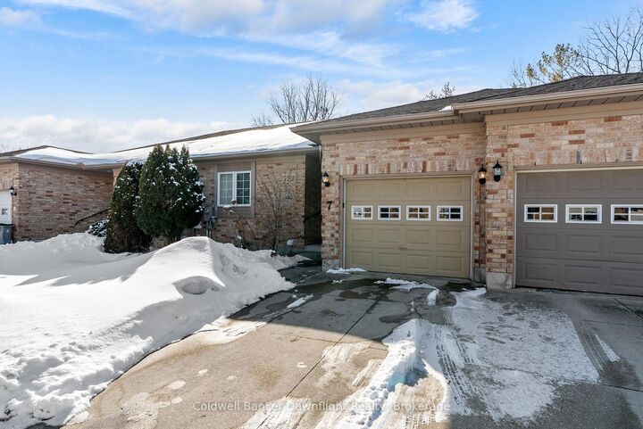 Property Photo: 7 Brookside Place ON N0M 1S2